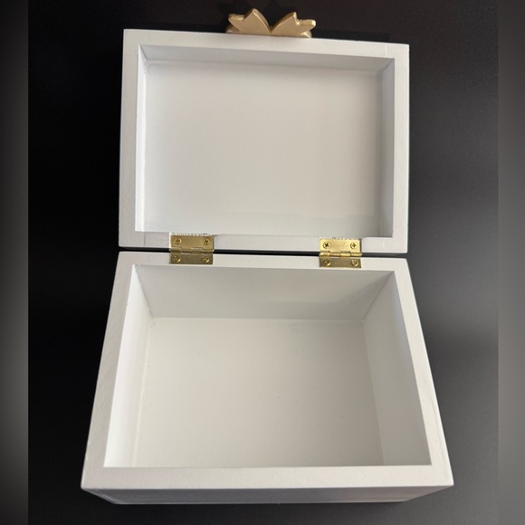 CHANEL White Box with Gold Bow Accent - Picture 4 of 5